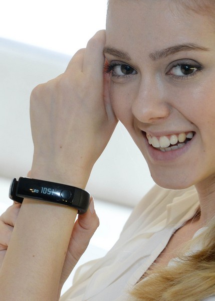 LG Enters Fitness Wearable Market With Lifeband Touch And Heart Rate Earphones